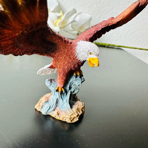 Vintage Small Bald Eagle Resin Figurine H3.3" *W4 Inches Decor - Picture 4 of 6